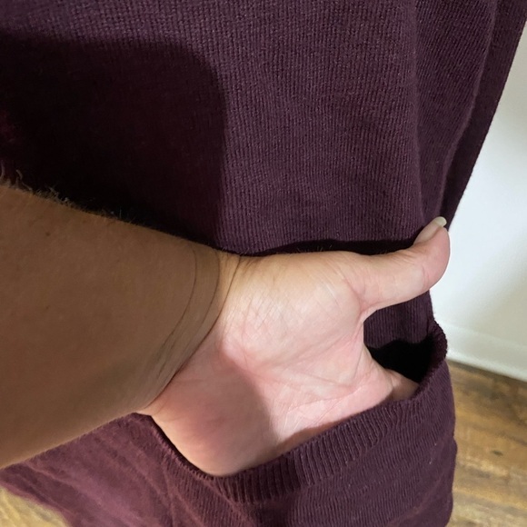 NWT New York & Co size large burgundy maroon v neck sweater‎ with pockets casual - Picture 3 of 9